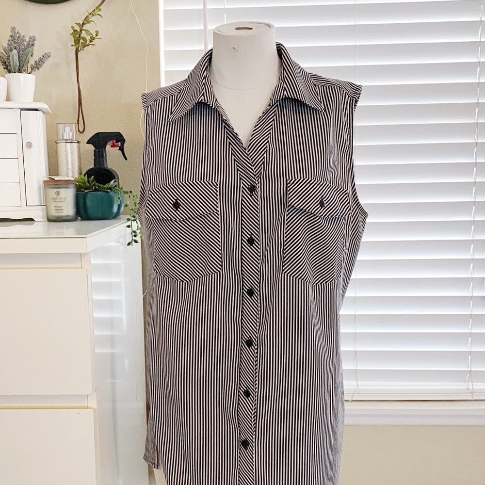 ✨NEW✨ Sleeveless Silky Striped Top